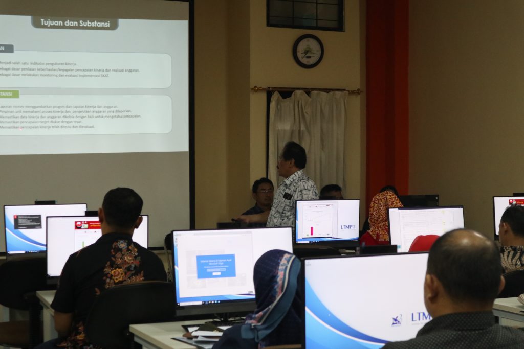 Sosialisasi Aplikasi Monev Kepada Para Operator Monev RKAT Unit Kerja
